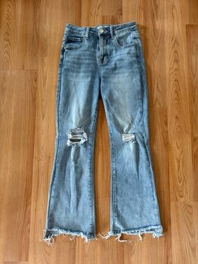 Risen women’s Distressed cropped Jeans size 3/26